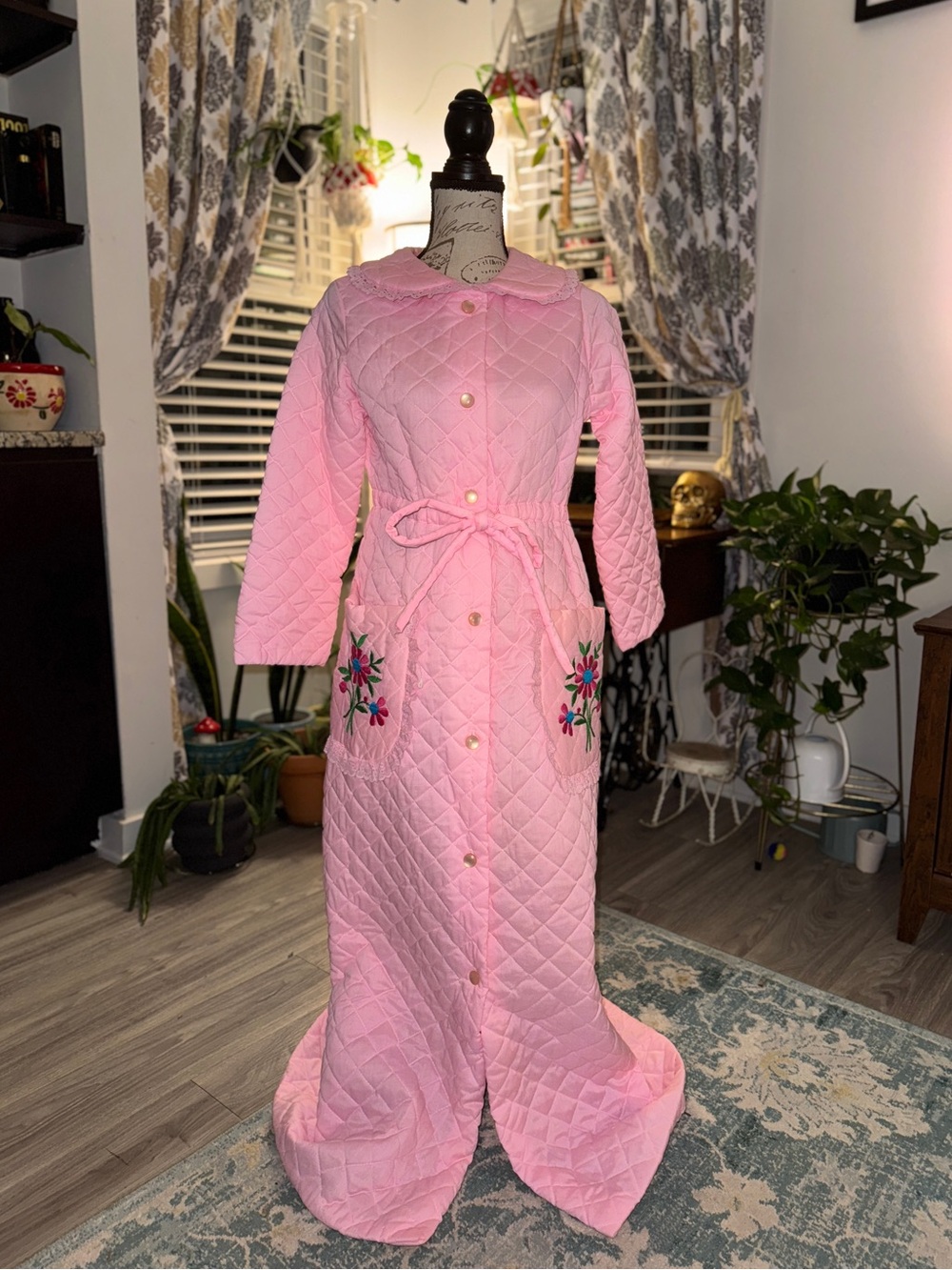 Vintage retro embroidered quilted housecoat